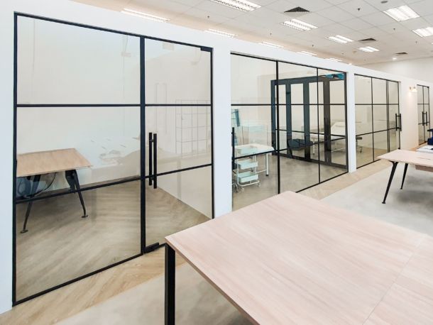Modern Office Design with Flat Bar Glass Partition and Door