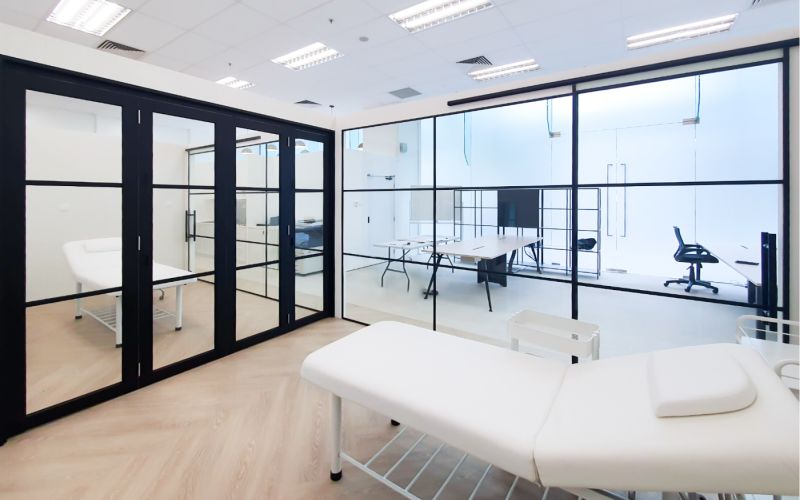Modern Office Design with Flat Bar Glass Partition and Door