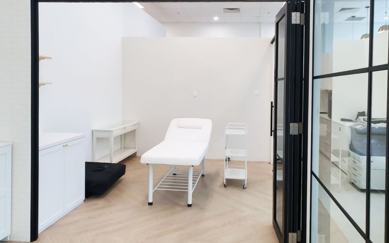 Modern Office Design with Flat Bar Glass Partition and Door