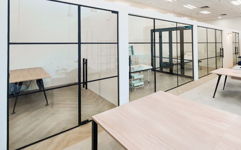 Modern Office Design with Flat Bar Glass Partition and Door