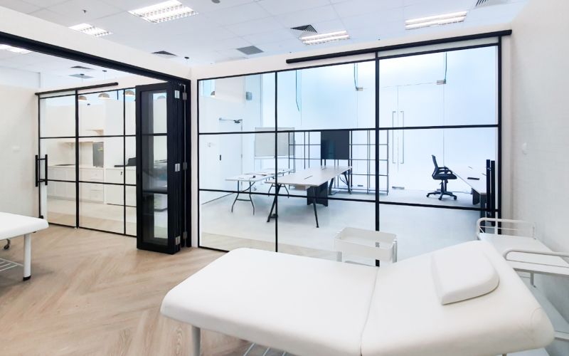 Modern Office Design with Flat Bar Glass Partition and Door