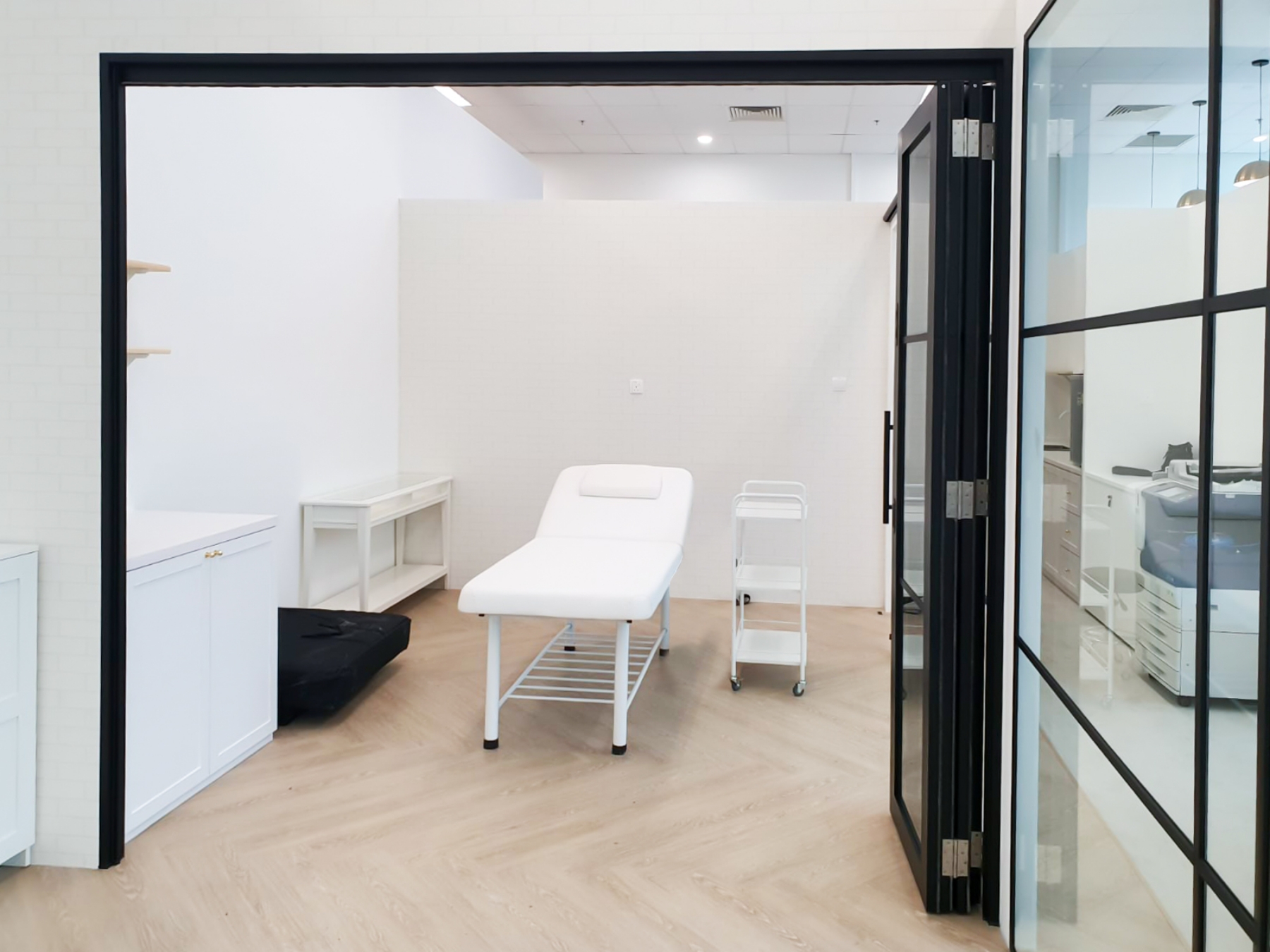 Modern Office Design with Flat Bar Glass Partition and Door